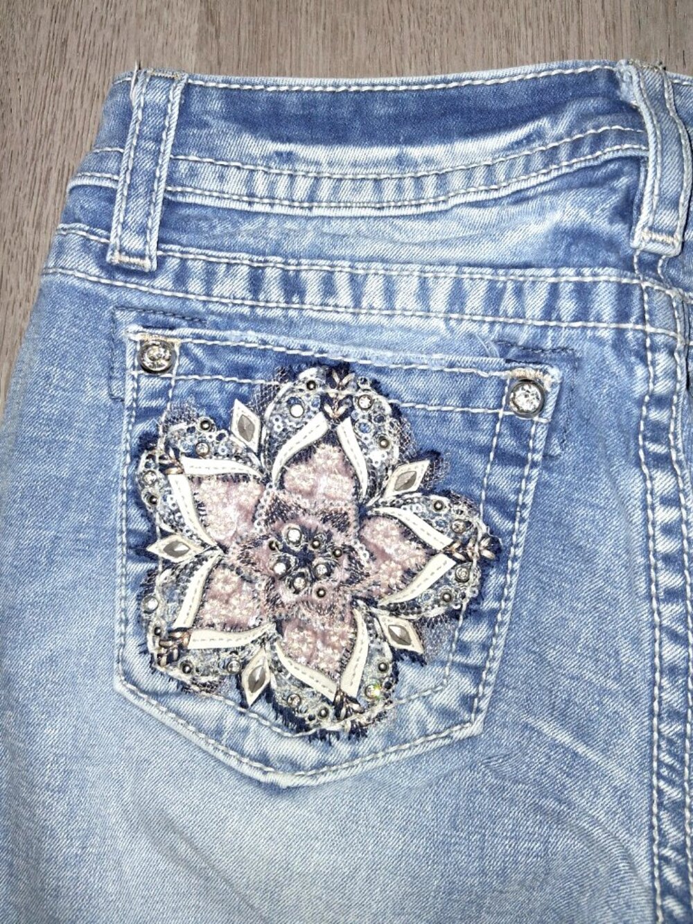 Miss Me Mid-Rise Capri Jeans Size 27 Western Cowgirl Rhinestone Bling Flowers - Picture 2 of 8
